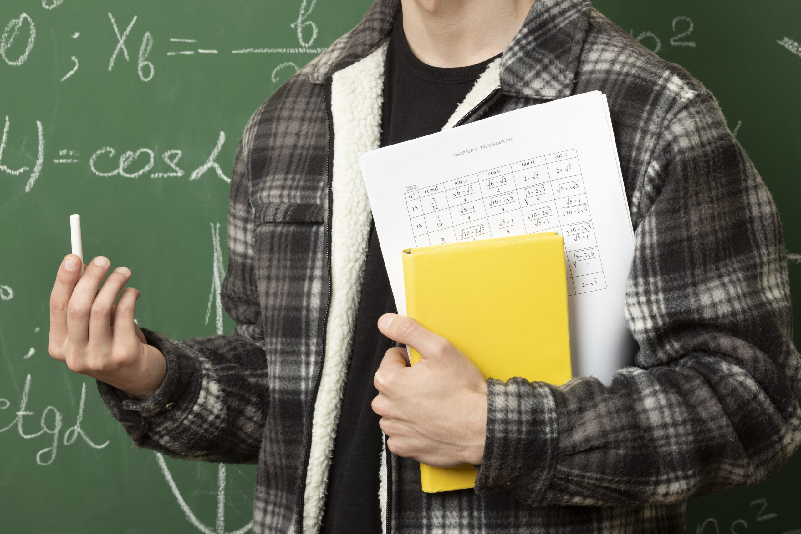 primer-plano-de-la-naturaleza-muerta-de-los-examenes-dificiles