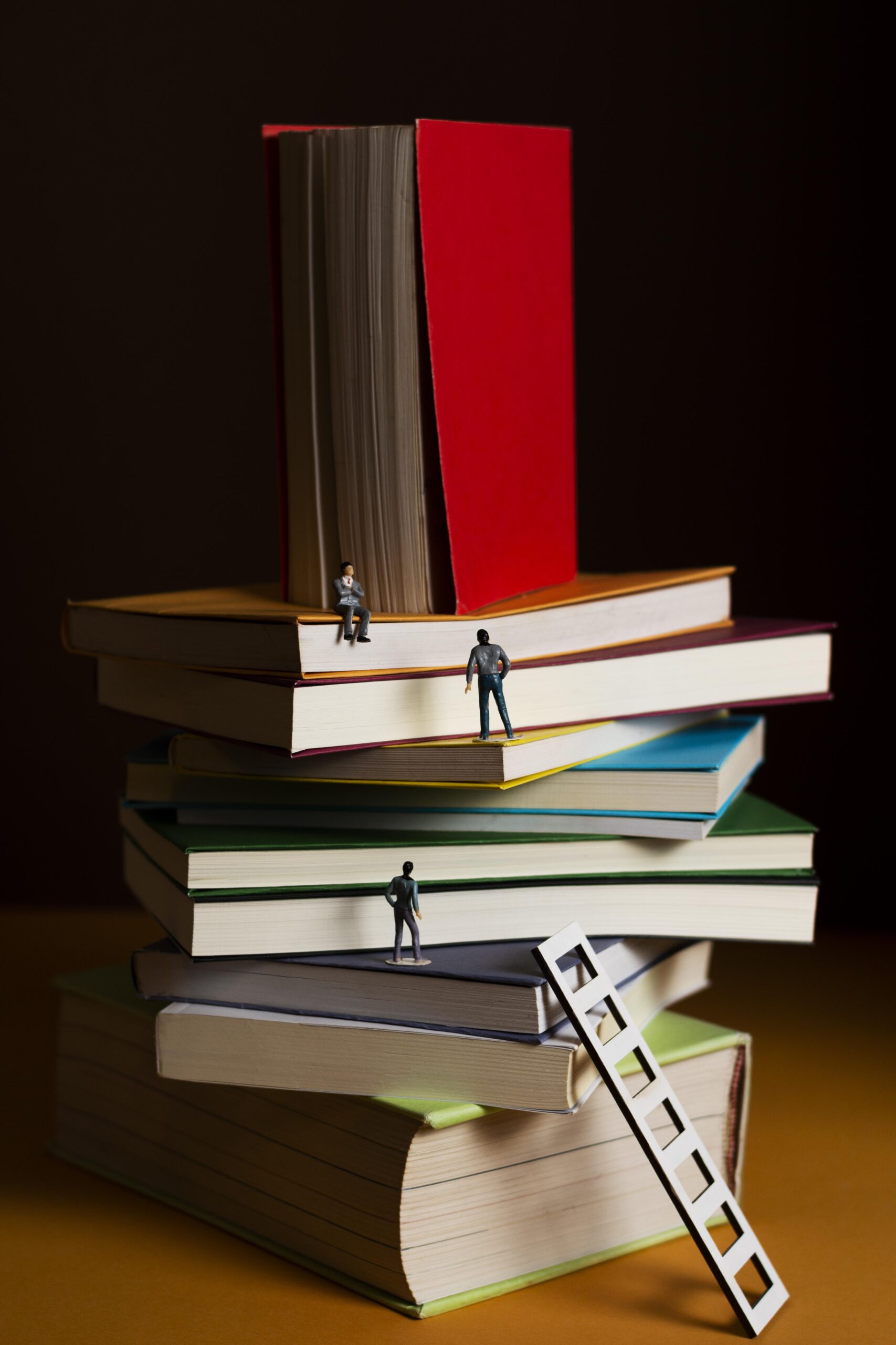 cerca-de-la-pila-de-libros-coloridos